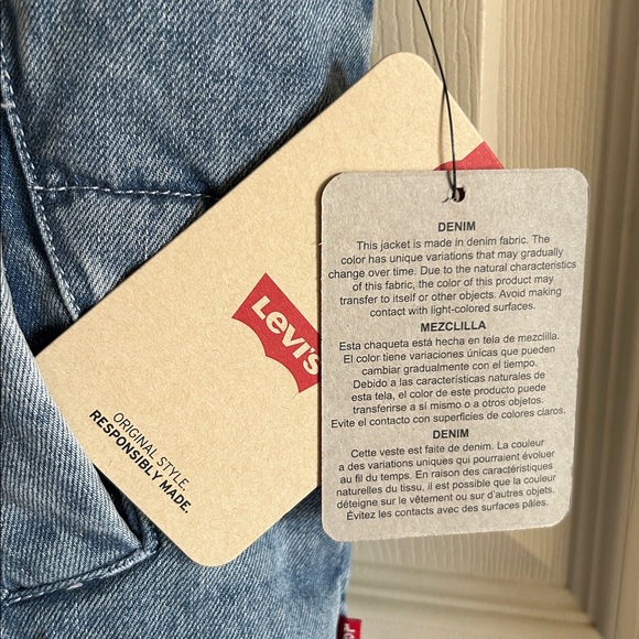 Levi’s Denim Women’s Med/Light Wash Zip Snap Puffer Vest Size Medium (8-10) NWT - Picture 9 of 16